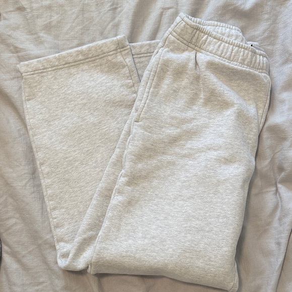 Aritzia Pants - Aritzia straight leg mega fit sweats